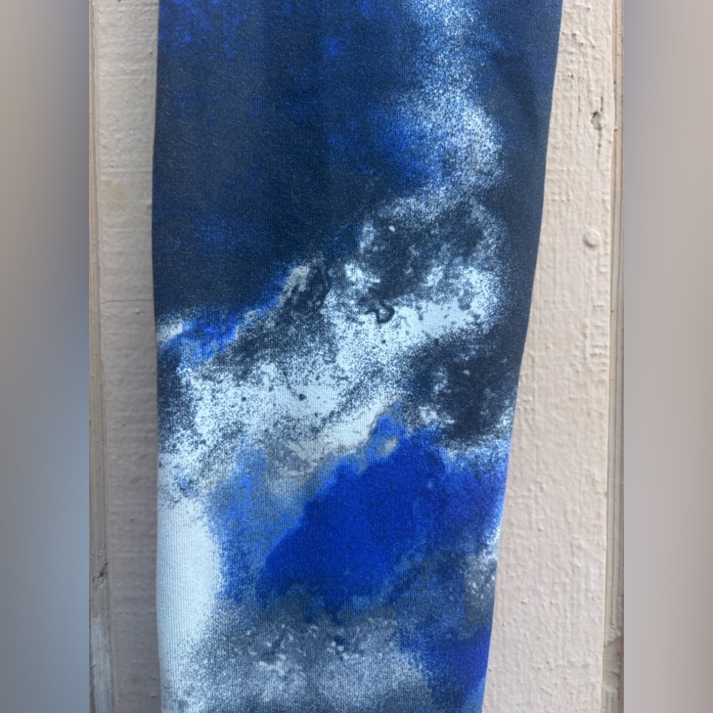 lululemon athletica Blue and Black Tie-Dye Leggings - Picture 7 of 8